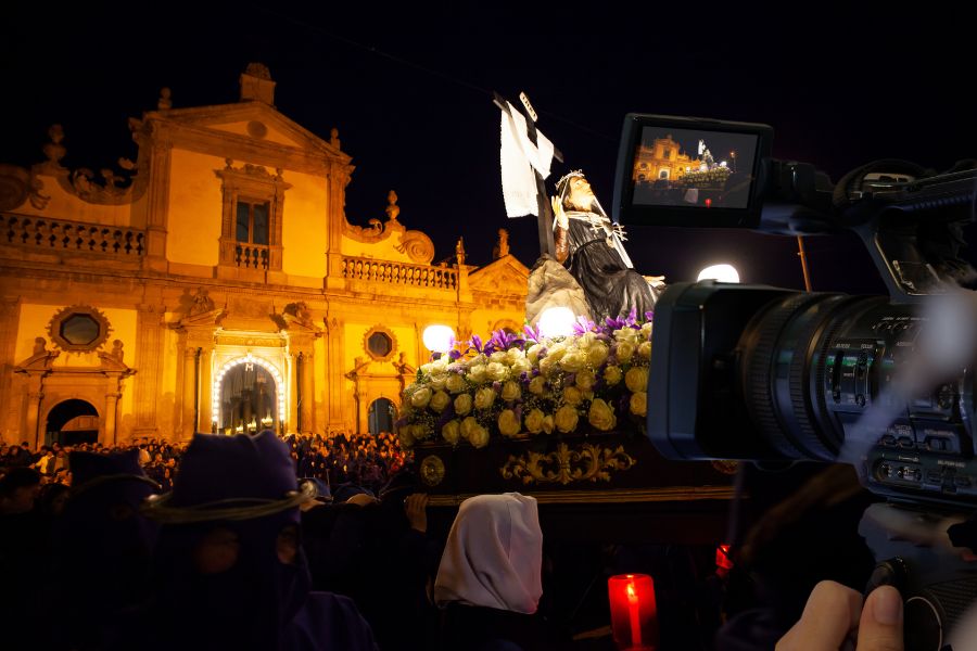 GRABAR PROCESIONES PAARA RETRANSMITIR EN DIRECTO EN EXTREMADURA tecnologia de streaming profesional para eventos religiosos en almendralejo